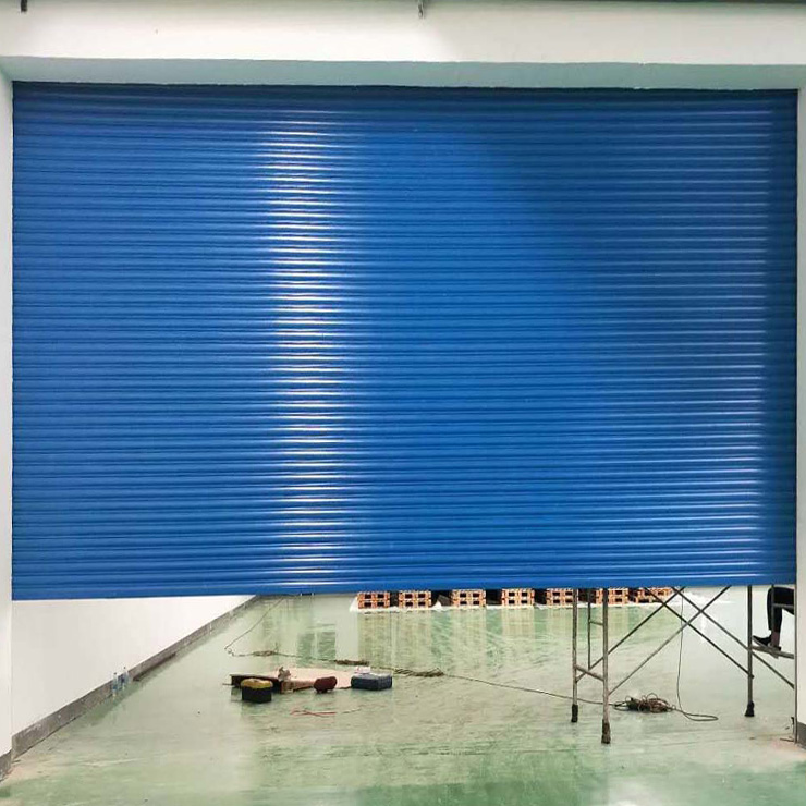 Puerta enrollable estilo australiano reforzada azul