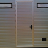 Las puertas de garaje comerciales vienen con apertura lateral y ventanas perspectivas.
