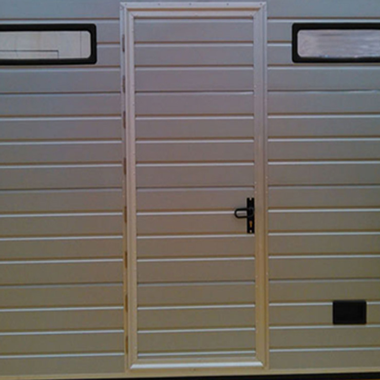 Las puertas de garaje comerciales vienen con apertura lateral y ventanas perspectivas.