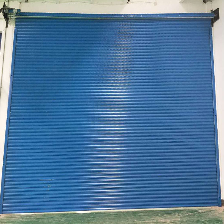 Puerta enrollable estilo australiano reforzada azul
