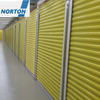 La fábrica produce puertas enrollables amarillas, duraderas y modernas.