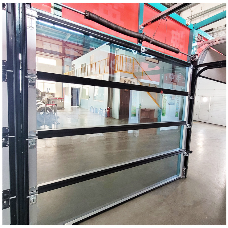 Puerta de garaje con panel de vidrio templado y vista completa de aluminio