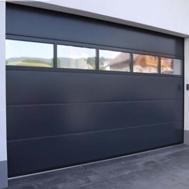 Puerta de garaje personalizada con ventana perspectiva.