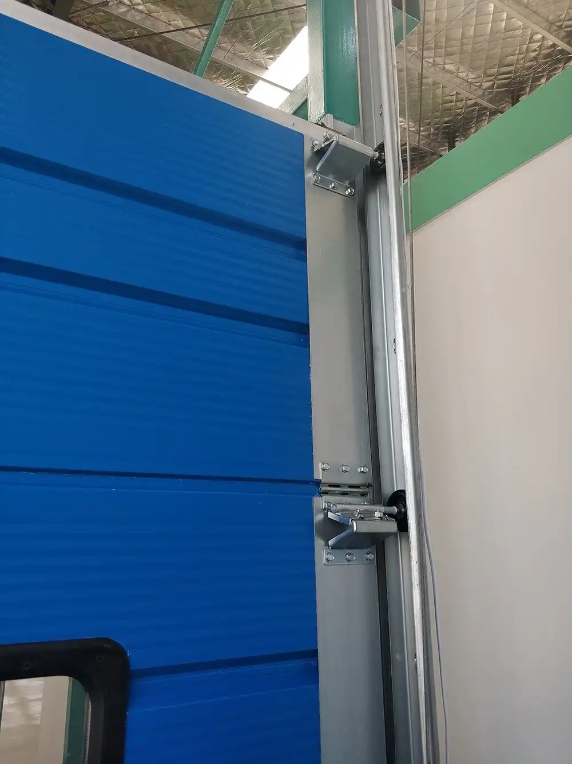 Puerta de garaje en espiral de aluminio con aislamiento industrial