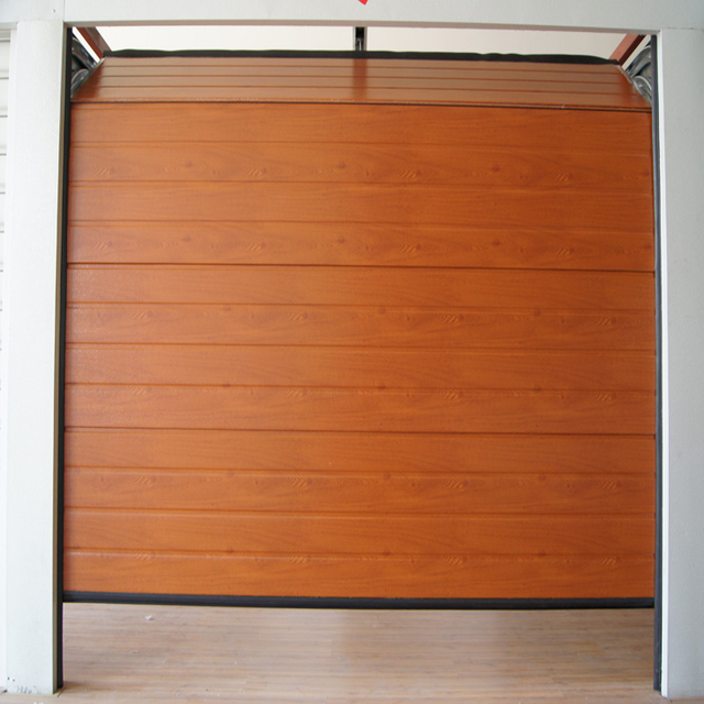 Puerta de garaje estilo molino de viento retro veteada de madera