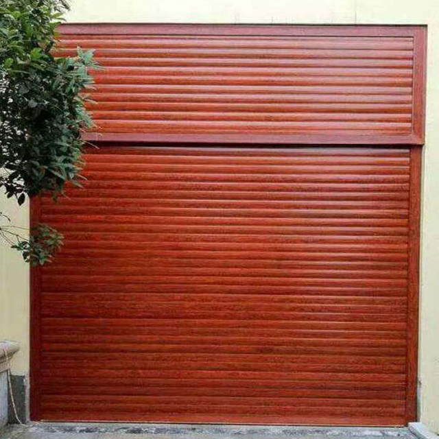 La puerta enrollable de garaje retro de moda de veta de madera se puede personalizar