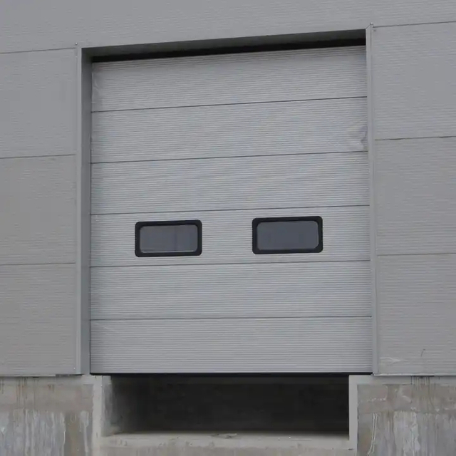 Puertas correderas industriales elevadas segmentadas de alta calidad.