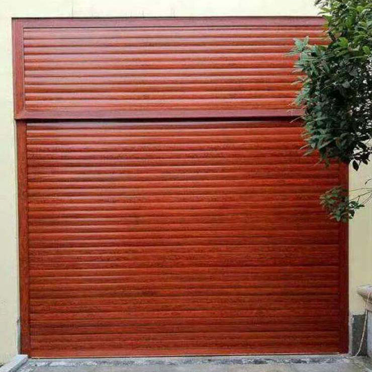 La puerta enrollable de garaje retro de moda de veta de madera se puede personalizar